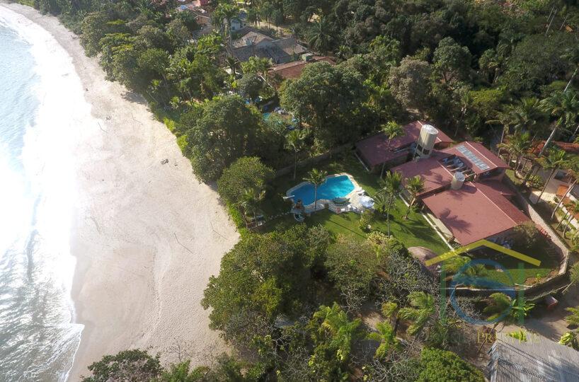 Magnífica casa frente mar pé na areia no Condomínio Domingas Dias em Ubatuba